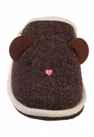 ein dunkelbrauner Filzpantoffel von vorne mit süßem Teddy-Gesicht und applizierten Filzohren. Außen hell eingefasst