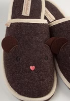 ein Paar dunkelbraune Teddy-Filzpantoffeln mit heller Einfassung