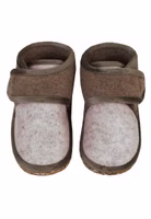 rosa Kinderfilzriegelschuhe mit taupe-braunem Filzriegelverschluss oben