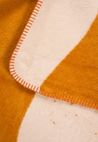 Detailbild einer senfgelb- und beigefarbenen Easy Peasy Kuscheldecke 
