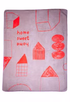 eine beige- und korallefarbene Kuscheldecke mit abstrakten Häusern sowie Schriftzug Home sweet Home 