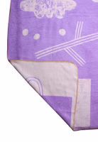 Nahaufnahme Rückseite einer creme- und lilafarbenen Kuscheldecke mit abstrakten Motiven und Lass es dir gut gehen Schriftzug 