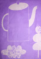 Nahaufnahme einer creme- und lilafarbenen Kuscheldecke mit abstrakten Motiven und Lass es dir gut gehen Schriftzug 
