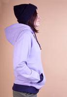 Adelheid Hoodie seitlich eine Frau seitlich trägt einen lila Hoodie mit dunkelblauen Bündchen und Känguru-Tasche