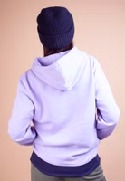 Adelheid Kapuzenpulli Rückansicht eine Frau von hinten trägt einen lila Hoodie mit dunkelblauen Bündchen und dunkler Mütze