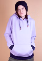 Adelheid Kapuzenpulli mit Kordeln und Tasche eine Frau trägt einen lila Hoodie mit dunkelblauen Bündchen und Känguru-Tasche sowie einer dunklen Mütze