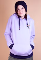 Adelheid Hoodie in lila mit Stickbuchstabe eine Frau trägt einen lila Hoodie mit dunkelblauen Bündchen, Känguru-Tasche und Buchstabenstick auf der Brust