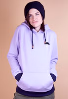 Adelheid Hoodie in lila mit gesticktem Pilz eine Frau trägt einen lila Hoodie mit dunkelblauen Bündchen, Känguru-Tasche und Pilzstickerei auf der Brust