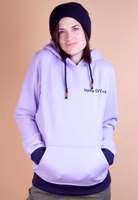 Adelheid Hoodie in lila mit Schriftzug personalisierbar eine Frau trägt einen lila Hoodie mit dunkelblauen Bündchen, Känguru-Tasche und Namensaufdruck auf der Brust
