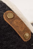 braunes Leder Patch mit Initialien und dunkel goldenen Nieten