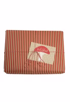 Adelheid Geschenk verpackt in Geschenkpapier mit beige und rostroten Streifen