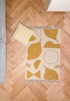 Easy Peasy Teppich - für´s Kinderzimmer oder kleine Räume auf dem Boden liegend ein beige senffarbener "Easy peasy" Teppich mit abstraktem Zitronenmotiv