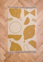 Easy Peasy Teppich - 80x120 cm - super für kleine Räume oder Kinderzimmer auf dem Boden liegend ein beige senffarbener "Easy peasy" Teppich mit abstraktem Zitronenmotiv