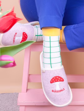 2er Set bestehend aus einem rosa farbenen Glückspilz Filzpantoffel sowie einem Paar beige grün karierte Socken