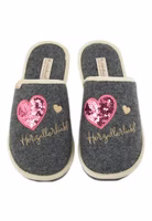 ein graues Paar Filzpantoffeln mit pinker Pailletten-Herzapplikation, goldenen Herzchen und Schriftzug "Herzallerliebst", graue Innensohle und helle Einfassung