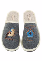 ein Paar graue Filzpantoffeln mit Vogel- und Häuschen-Stickerei in blau, beige und braun sowie heller Innensohle