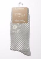 original zusammengeheftet ein Paar hellgraue Glücksbringer Socken mit weißen Punkten, uni grau abgesetztem Bündchen-, Fersen- und Zehenbereich sowie oberhalb des Knöchels dem Motiv einer Edelweiß Blüte und dem Schriftzug Glücksbringer