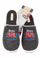 2er Set bestehend aus einem schwarzen Paar Filzpantoffeln mit weiß, rot, blauer Bester Papa der Welt Stickerei sowie einem Paar Bester Papa der Welt Socken in grau