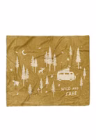 Kuscheldecke mit Camping Motiv eine senfgelbe Kuscheldecke mit dem cremefarbenen Motiv von Bäumen, einem Campingbus und dem Schriftzug wild & free