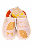 2er Set bestehend aus einem Paar hellbeige Easy Peasy Filzpantoffeln mit Zitronen-Stickerei sowie einem Paar beige, gelb, lila farbende Easy Peasy Socken