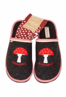2er Set bestehend aus einem Paar schwarzen Glückspilz Filzpantoffeln mit rot-weißer Fliegenpilz-Applikation sowie einem Paar Glückspilz Socken weinrot weiß gepunktet
