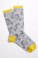 ein Paar hellgraue Mein lieber Scholli Socken mit dunkelblauem Schollenfisch-Allover und leuchtend gelb abgesetztem Bündchen-, Fersen- und Zehenbereich