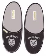 ein Paar schwarze Filzpantoffeln mit der hellgrauen Stickerei eines Wikingerkopfes und dem Schriftzug Sagenhaft. Außen schwarz eingefasst und graue Innensohle