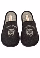 ein Paar schwarze Filzpantoffeln mit der hellgrauen Stickerei eines Wikingerkopfes und dem Schriftzug Sagenhaft. Außen schwarz eingefasst und graue Innensohle