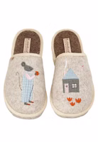 ein Paar hellbeige Filzpantoffeln mit süßer Maus-Stickerei rechts und Häuschen-Stickerei und Blumen links in den Farben hellgrau, rosa, dunkelgrau und orange, hellbraune Innensohle mit heller Einfassung