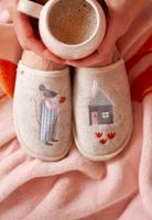 ein Paar hellbeige Filzpantoffeln mit süßer Maus-Stickerei rechts und Häuschen-Stickerei und Blumen links in den Farben hellgrau, rosa, dunkelgrau und orange, helle Einfassung