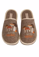 ein Paar hellbraune Filzpantoffel mit heller Einfassung und Stickerei von verschiedenen Pilzen in rost, creme, orange und braun sowie "Better together" Schriftzug