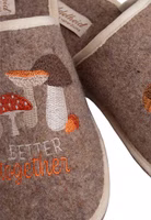ein Paar hellbraune Filzpantoffel mit heller Einfassung und Stickerei von verschiedenen Pilzen in rost, creme, orange und braun sowie "Better together" Schriftzug in orange