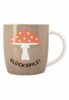 eine taupe-grün farbende Henkeltasse aus Porzellan mit dem dunkelbraunen Schriftzug Glückspilz und darüber ein Fliegenpilz mit pastellorangem Hut