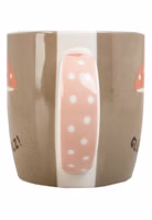 seitlich eine taupe-grün farbende Henkeltasse aus Porzellan mit dem dunkelbraunen Schriftzug Glückspilz und darüber ein Fliegenpilz mit pastellorangem Hut sowie rosa weiß gepunktetem Henkel