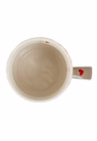eine Zuckersüss Henkeltasse aus Porzellan von oben mit taupe-grün farbenden Henkel und kleinem roten Herzchen