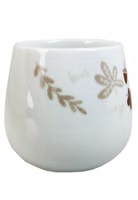 eine cremeweiße bauchige Henkeltasse aus Porzellan mit Blättern, Eicheln, Pilzen in herbstlichen Tönen braun, pastellorange und taupe