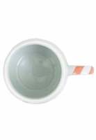 von oben eine cremeweiße, bauchige Henkeltasse aus Porzellan mit gestreiftem Henkel