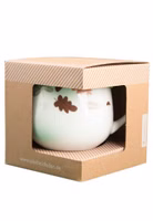 in einer Verpackung mit Sichtfenster eine cremeweiße bauchige Henkeltasse aus Porzellan mit Blättern, Eicheln, Pilzen in herbstlichen Tönen braun, pastellorange und taupe