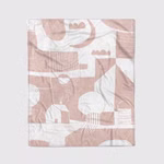 eine creme- und rosafarbene Kuscheldecke mit abstrakten Figuren der Illustratorin Halfbird