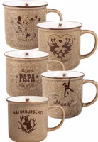 ein 5er Set bestehend aus den hellbraunen Porzellan-Henkelbechern Bester Papa der Welt, Einfach mal abhängen, Gardenlover, Heimatglück und Naturbursche