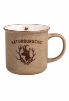 hellbrauner Henkelbecher aus Porzellan mit dunkelbraunem Schriftzug "Naturbursche" und dem Motiv eines Hirschkopfes gerahmt mit Geweihen. Becher innen weiß und ein kleines dunkelbraunes Kleeblatt seitlich