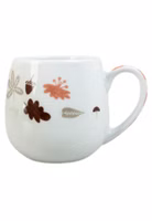 eine cremeweiße bauchige Henkeltasse aus Porzellan mit Blättern, Eicheln, Pilzen in herbstlichen Tönen braun, pastellorange und taupe