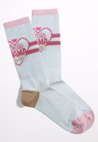 ein Paar weiße Sportsocken Beste Mama der Welt mit rosa abgesetztem Bündchen udn Zehenbereich, sowie hellbraun abgesetzter Ferse