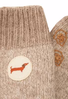 Detailbild der beige melierten Gut (v)erzogen Stricksocken mit Dackel-Patch im oberen Bereich