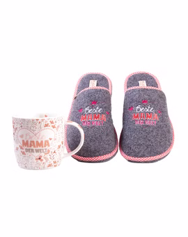 ein 2er Set bestehend aus einem Paar graue Filzpantoffeln mit der weiß, rosa und roten Stickerei Beste Mama der Welt sowie einer Henkeltasse mit Blumenallover und Schriftzug Beste Mama der Welt
