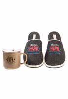 ein 2er Set bestehend aus einem Paar schwarzen Filzpantoffeln mit der weiß, rot und blauen Stickerei Bester Papa der Welt sowie einer hellbraunem Henkelbecher Bester Papa der Welt