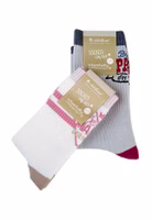 ein 2er Set bestehend aus einem Paar weißen Sportsocken mit rosa und beigen Details sowie Beste Mama der Welt Schriftzug und einem Paar hellgraue mit dunkelgrau und rot abgesetzten Bester Papa der Welt Sportsocken