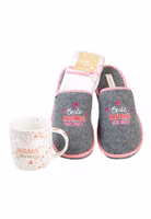 ein 3er Set bestehend aus einem grauen Paar Filzpantoffeln mit weiß, rosa und roter Stickerei Beste Mama der Welt, einem Paar weiß und rosa abgesetzten Sportsocken sowie eine Henkeltasse mit Blumen-Allover und der Aufschrift Beste Mama