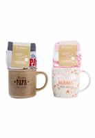 ein 4er Set bestehend aus zwei Henkeltassen "Beste Mama der Welt" und "Bester Papa der Welt" sowie passend dazu je ein Paar Sportsocken in grau und dunkelgrau sowie weiß mit rosa