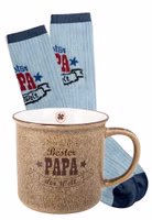 ein 2er Set bestehend aus einem hellbraunen Bester Papa der Welt Porzellan-Henkelbecher sowie einem Paar Bester Papa der Welt Sportsocken in hellgrau mit dunkelgrauem Bündchen und Zehenbereich